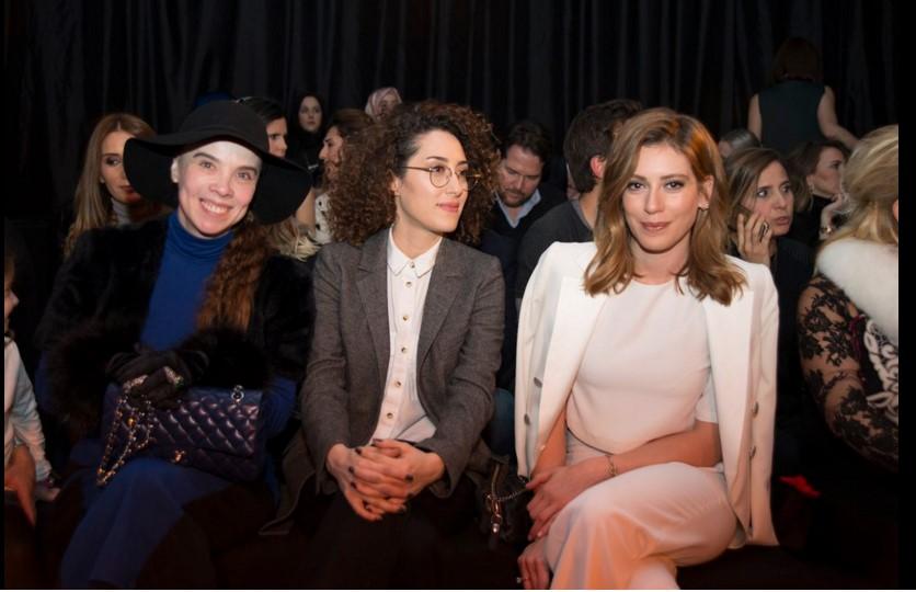 Sinem Kobal tektaş yüzüğünü gösterdi