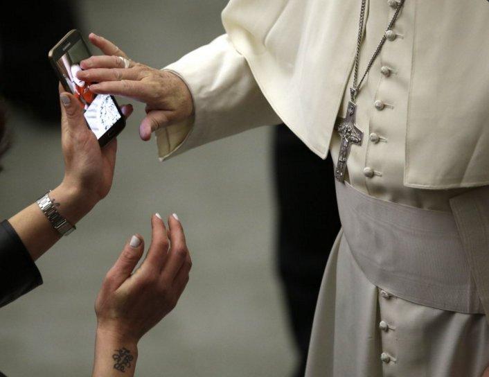 Papa akıllı telefon ile kutsadı