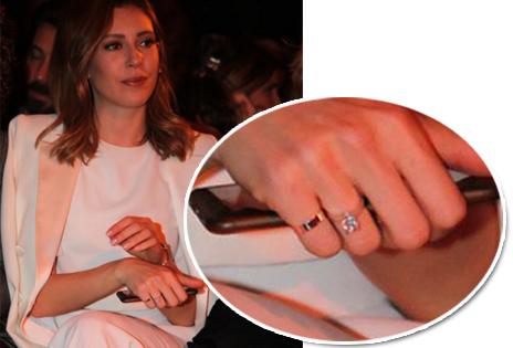 Sinem Kobal tektaş yüzüğünü gösterdi