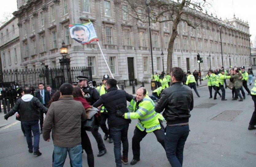 İngiltere'de PKK sempatizanlarına polis müdahalesi