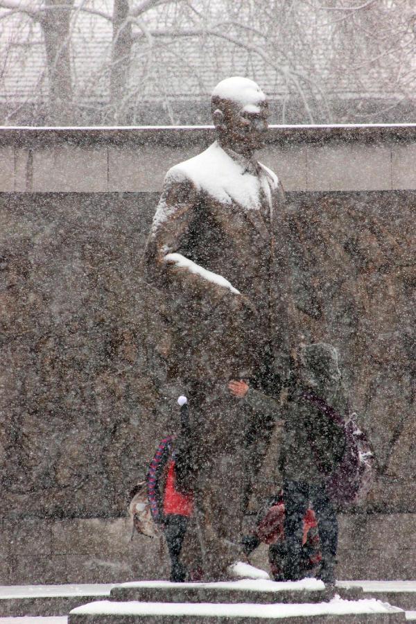 Çocuklar Atatürk heykelinin altında eğlendi
