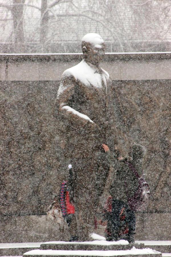 Çocuklar Atatürk heykelinin altında eğlendi