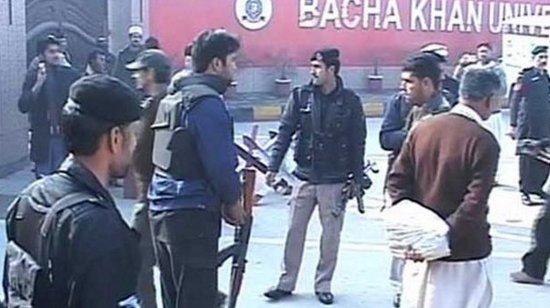 Pakistan'da üniversiteye silahlı saldırı