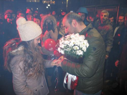 Metrobüste sürpriz evlenme teklifi