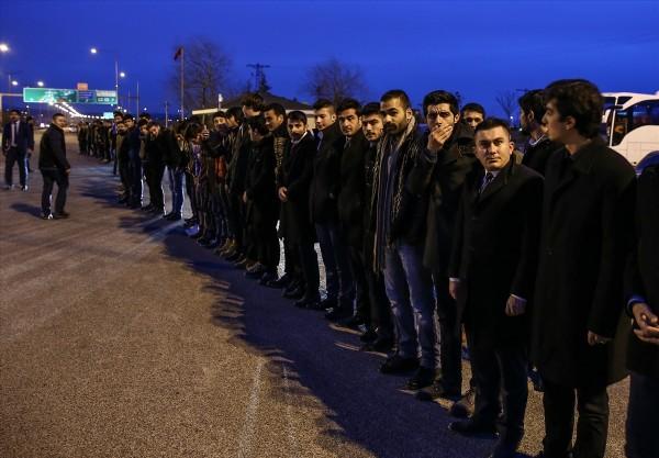 Bahçeli'nin bozkurt işaretiyle geçişi