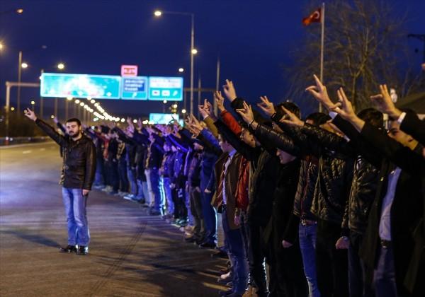 Bahçeli'nin bozkurt işaretiyle geçişi