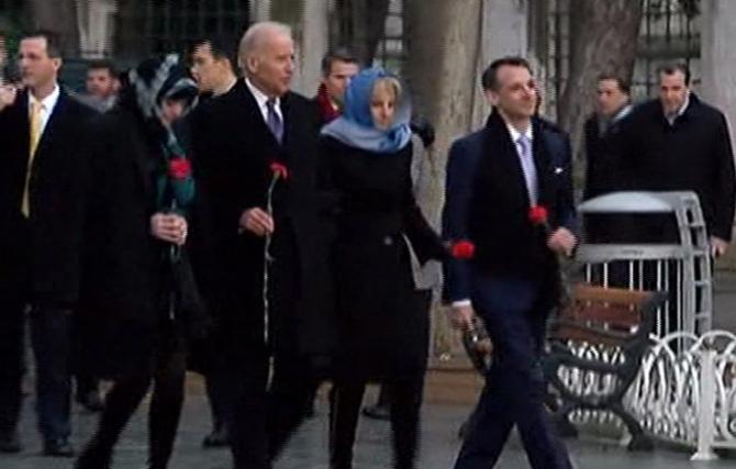 Joe Biden Sultanahmet Meydanı'na karanfil bıraktı