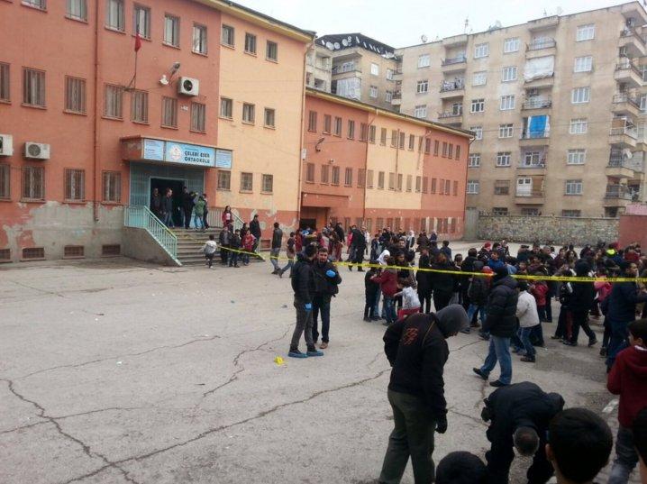 Diyarbakır'da okul bahçesine bomba attılar