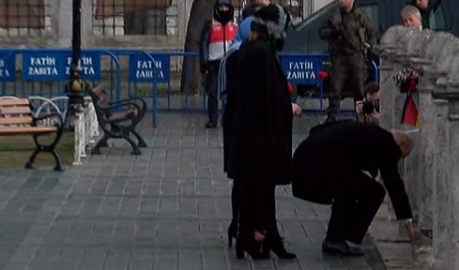 Joe Biden Sultanahmet Meydanı'na karanfil bıraktı