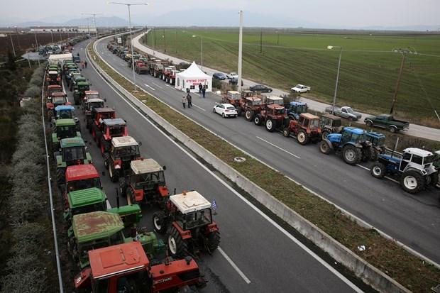 Yunanistan’da çiftçiler yolları kapattı