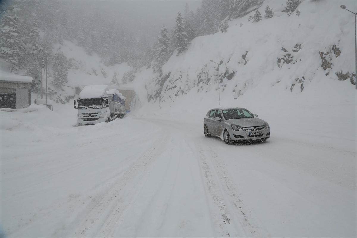 Trabzon'da otomobiller kara gömüldü