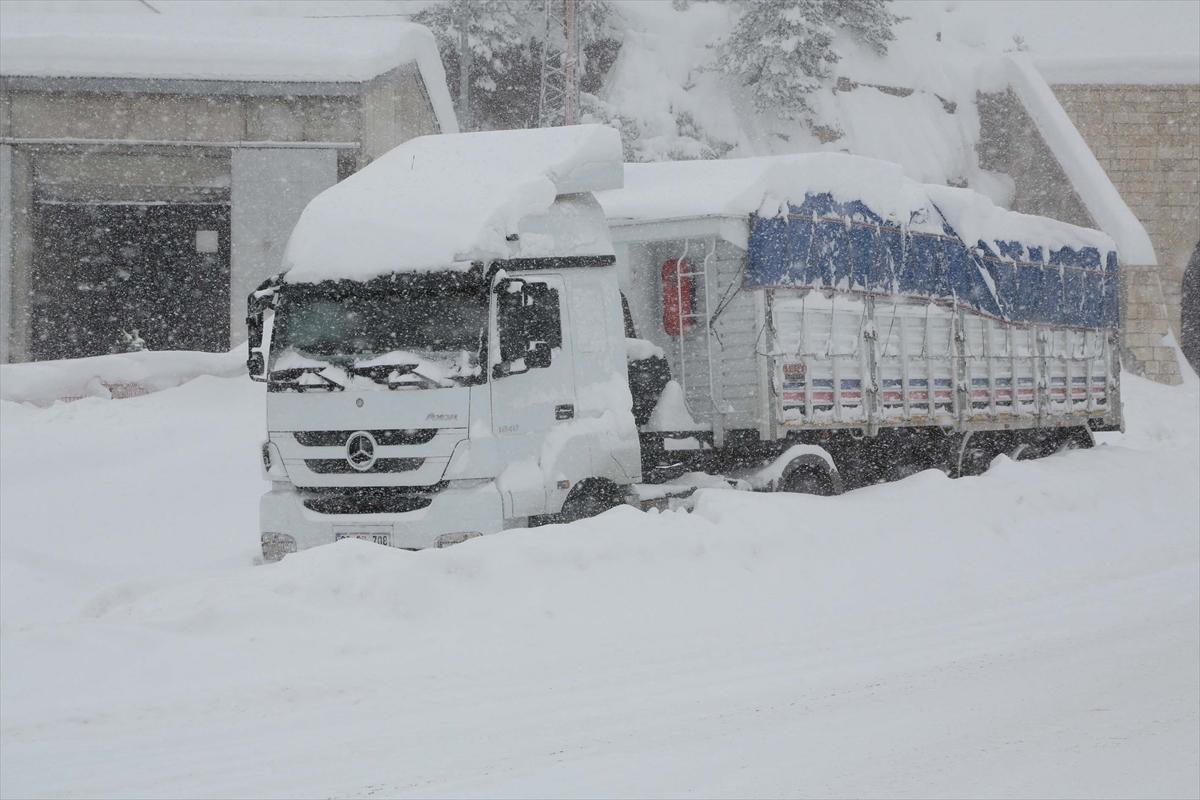 Trabzon'da otomobiller kara gömüldü