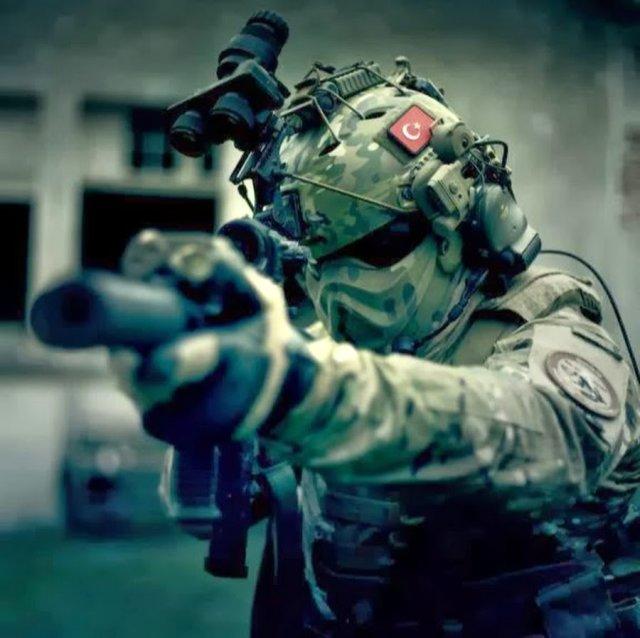 Askerlerin teçhizatına kamera takıldı