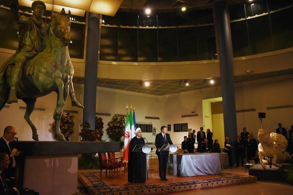 İtalya Ruhani için çıplak heykelleri gizledi