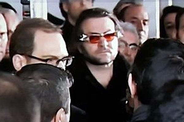 Koç'un cenazesindeki esrarengiz adam