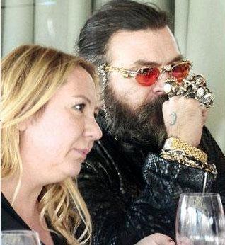 Koç'un cenazesindeki esrarengiz adam