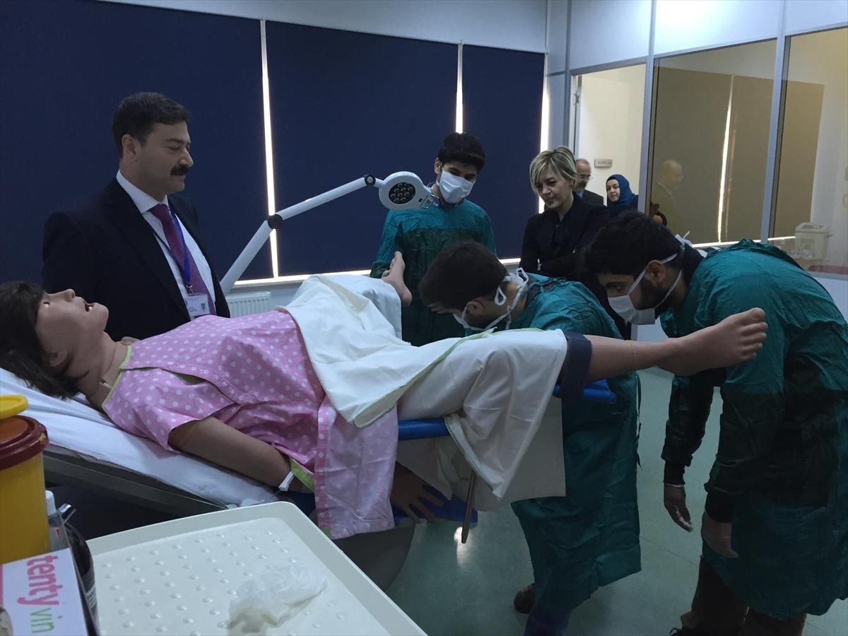 Tıp öğrencilerine cansız mankenle doğum eğitimi