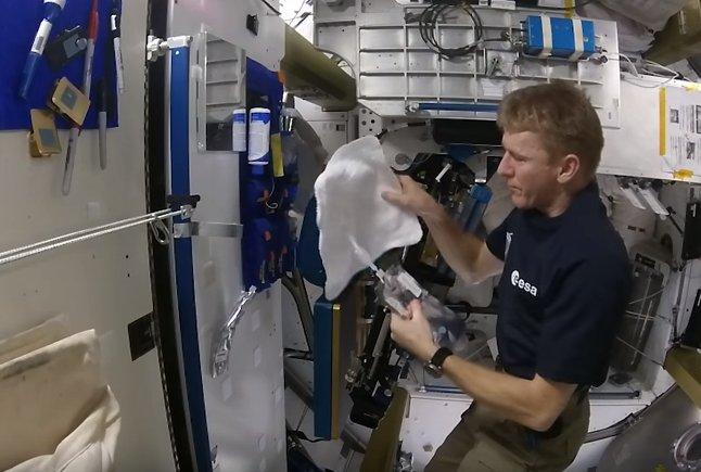 Astronotlar nasıl duş alıyor İZLE