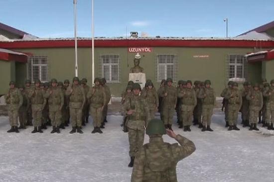 Van'da soğuktan bayrak dondu