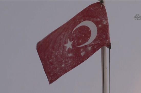 Van'da soğuktan bayrak dondu