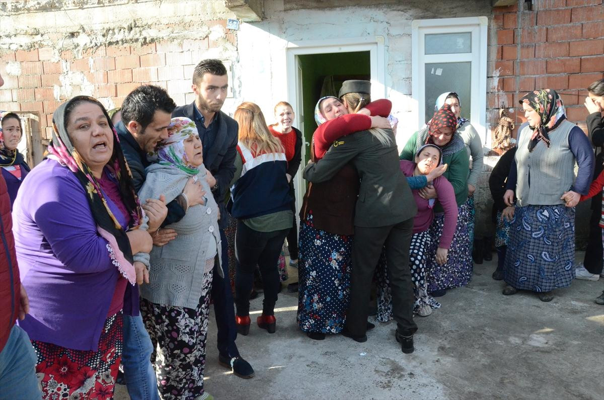 Şehit askerin evine ateş düştü