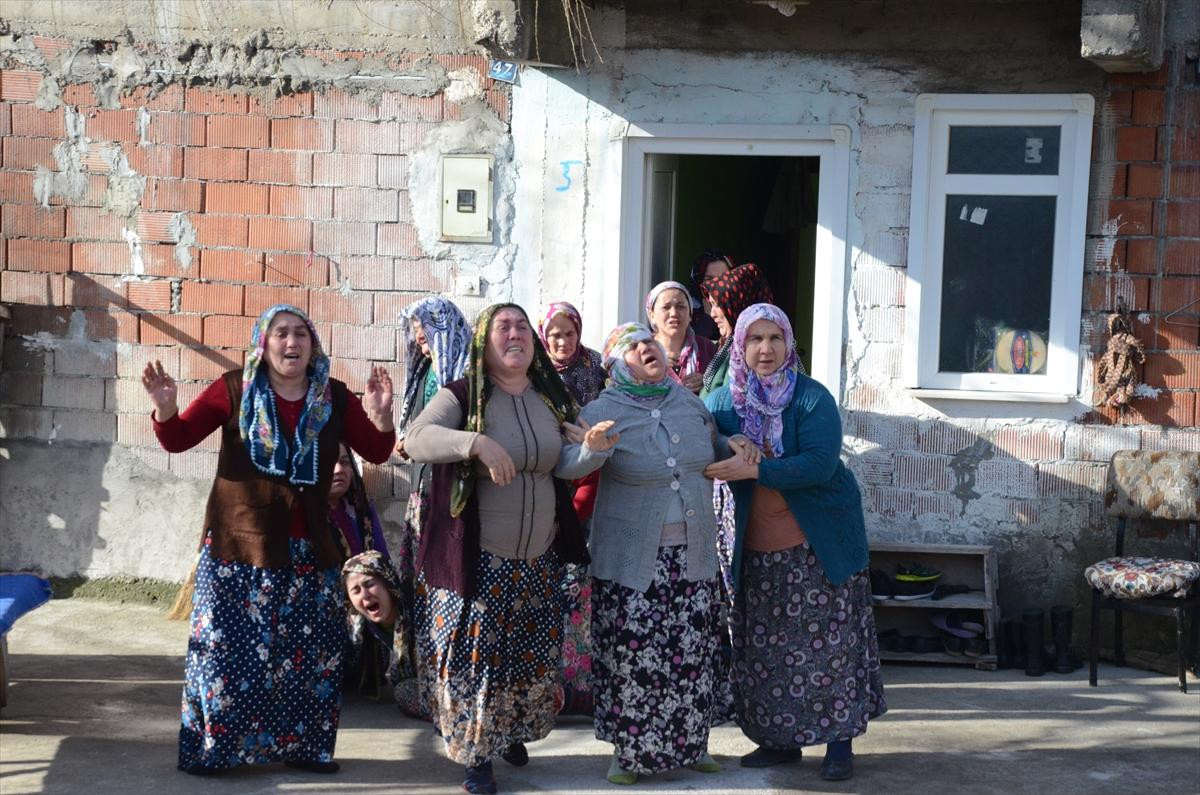 Şehit askerin evine ateş düştü