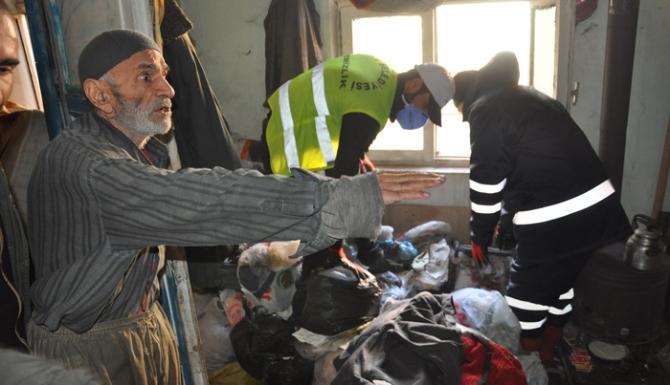 Evinden 5 kamyon çöple 6 bin lira para çıktı