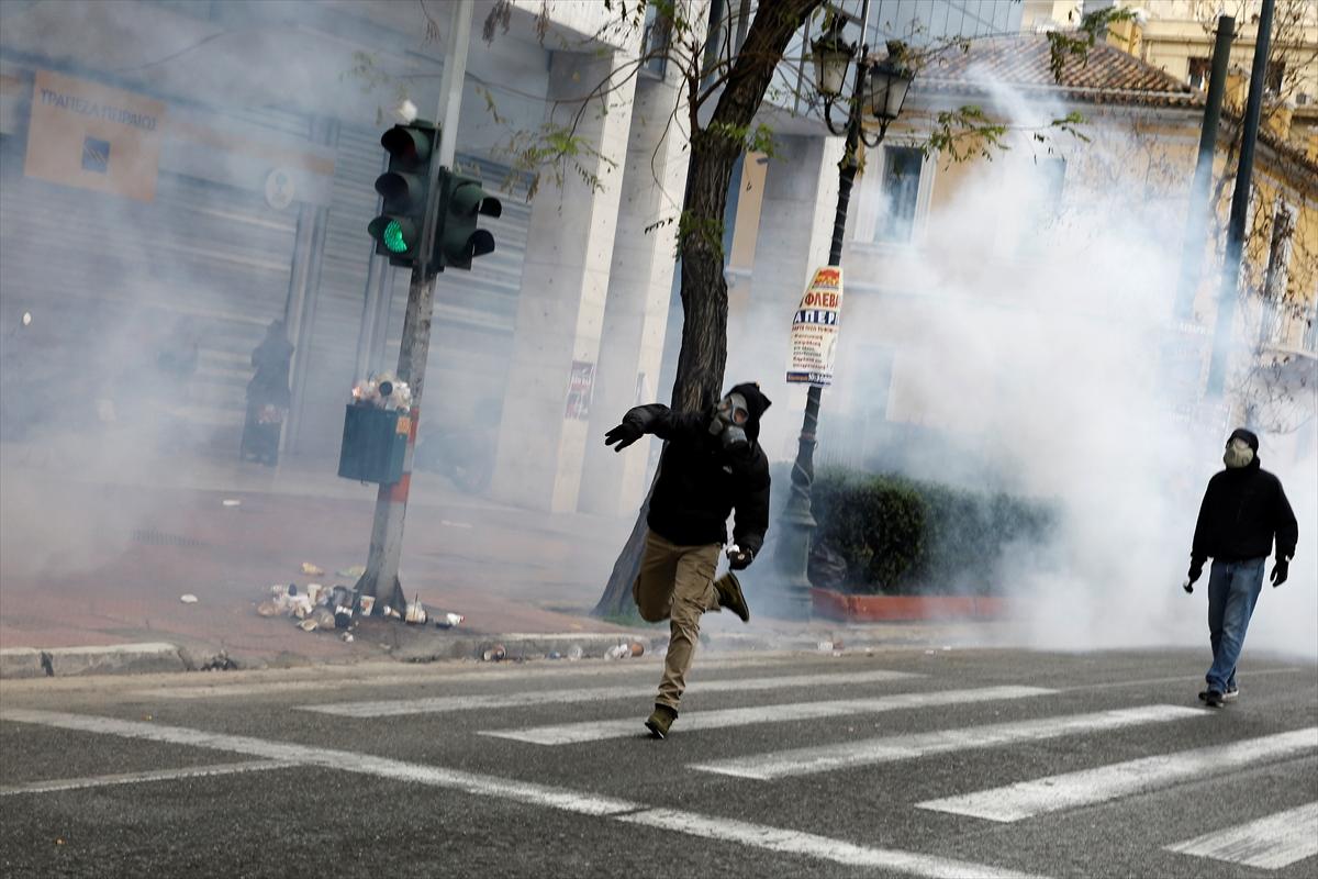 Yunanistan'da sokaklar karıştı
