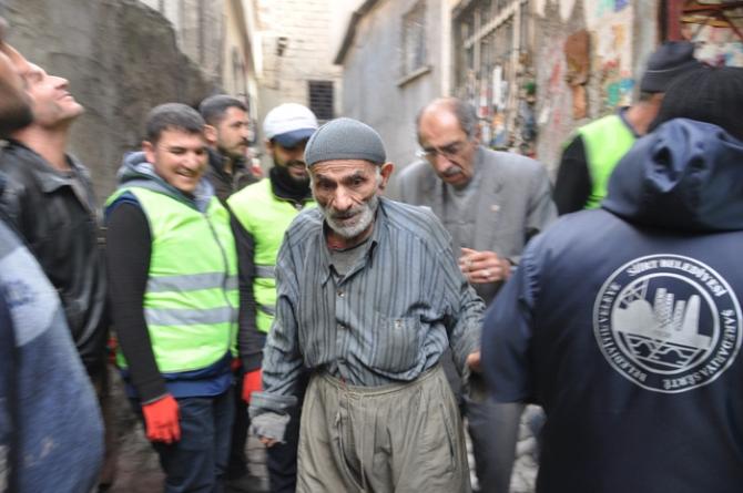 Evinden 5 kamyon çöple 6 bin lira para çıktı