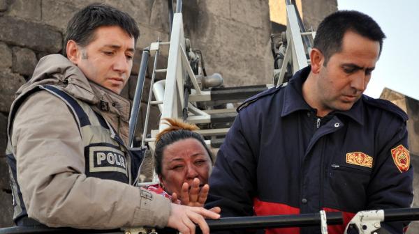 Dolandırıcılara altınlarını kaptıran kadın surlara çıktı