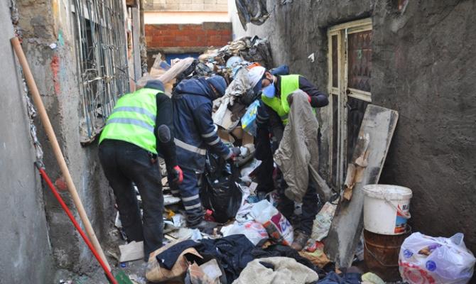 Evinden 5 kamyon çöple 6 bin lira para çıktı