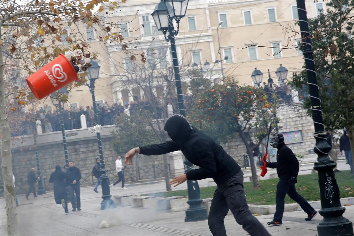 Yunanistan'da sokaklar karıştı