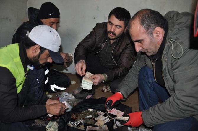 Evinden 5 kamyon çöple 6 bin lira para çıktı