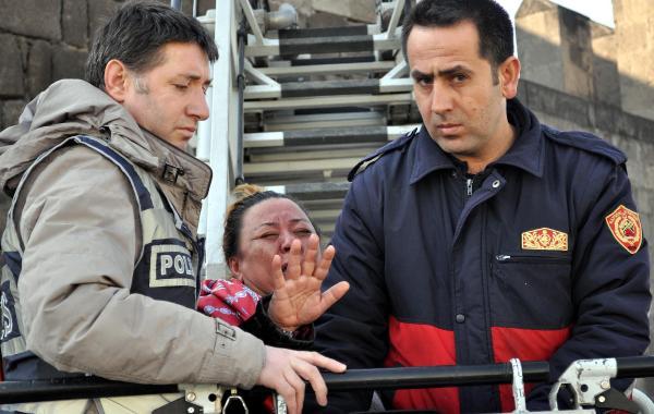 Dolandırıcılara altınlarını kaptıran kadın surlara çıktı