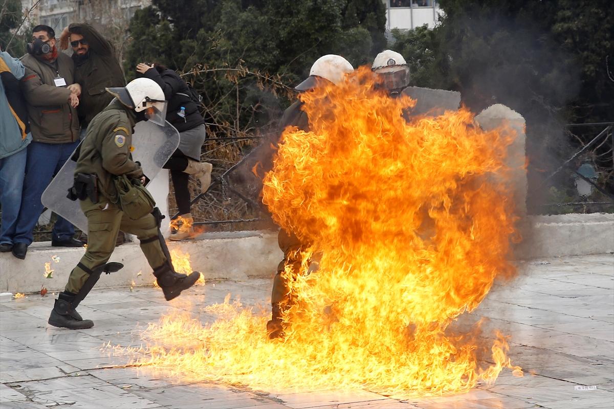 Yunanistan'da sokaklar karıştı