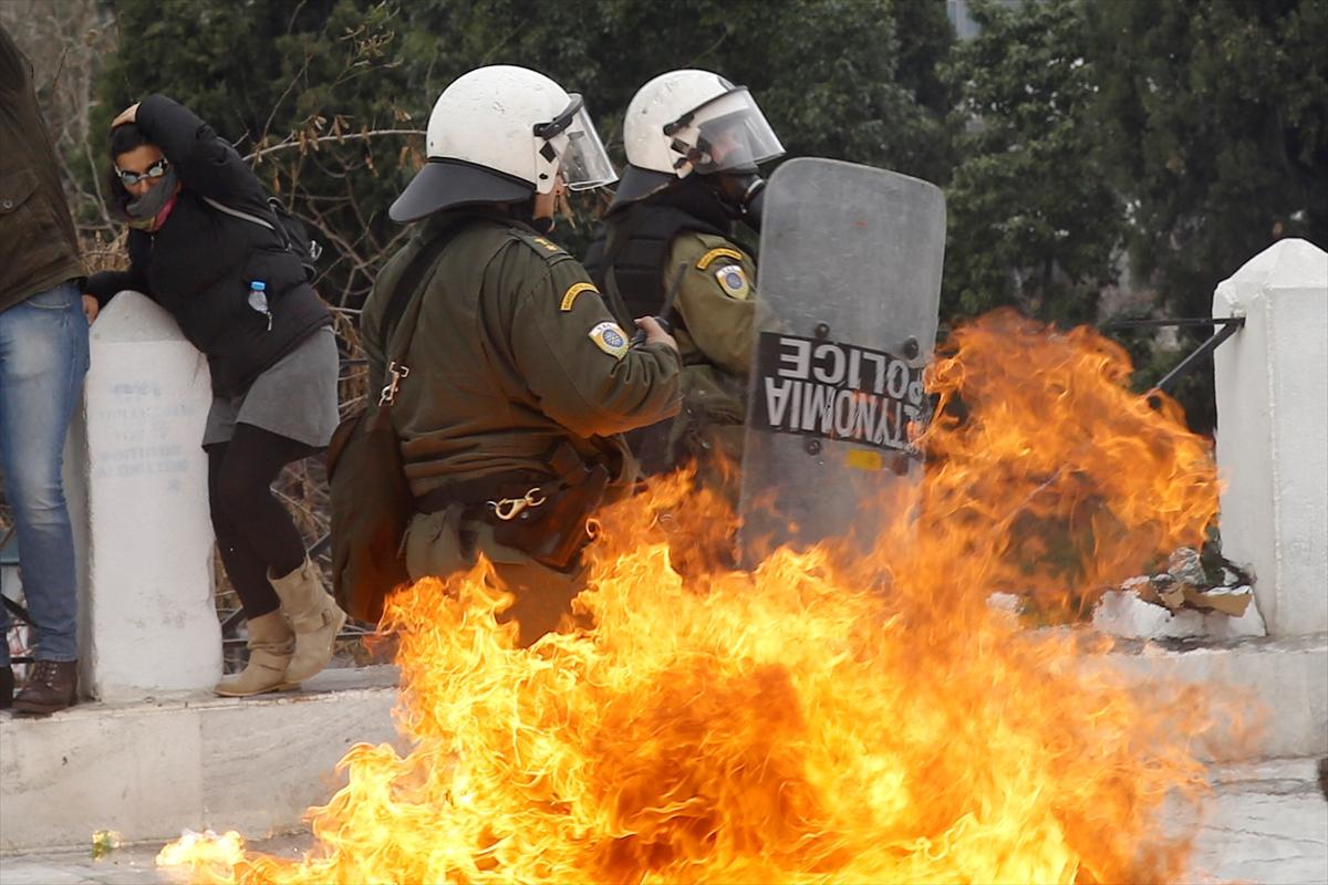 Yunanistan'da sokaklar karıştı