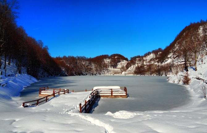 Ordu'daki Ulugöl buz tuttu