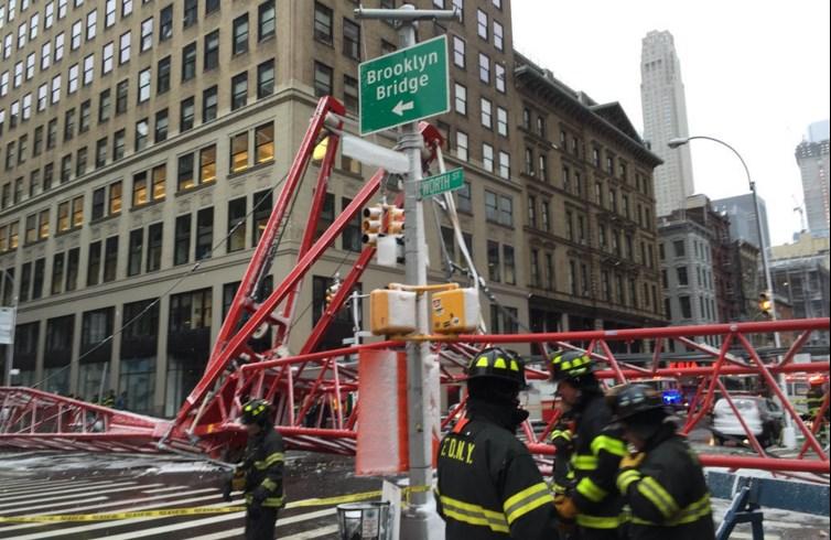 Manhattan'da vinç devrildi: 1 ölü