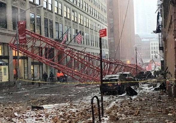 Manhattan'da vinç devrildi: 1 ölü