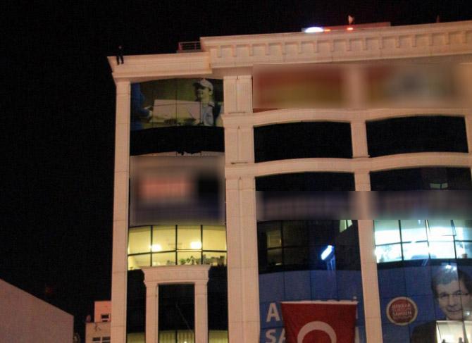 İntihara kalkışan Samsunlu çatıya çıktı