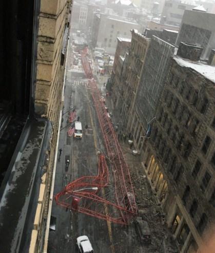 Manhattan'da vinç devrildi: 1 ölü