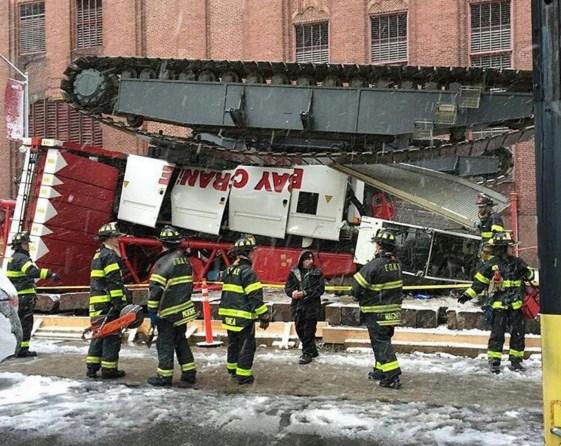 Manhattan'da vinç devrildi: 1 ölü