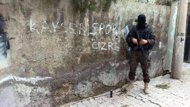 Özel harekat polisinden 'Kayserispor Cizre' pozu