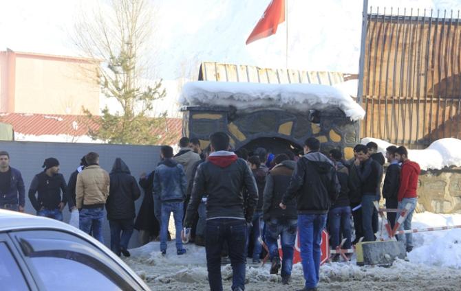 Hakkarili gençler askerlik için kuyrukta