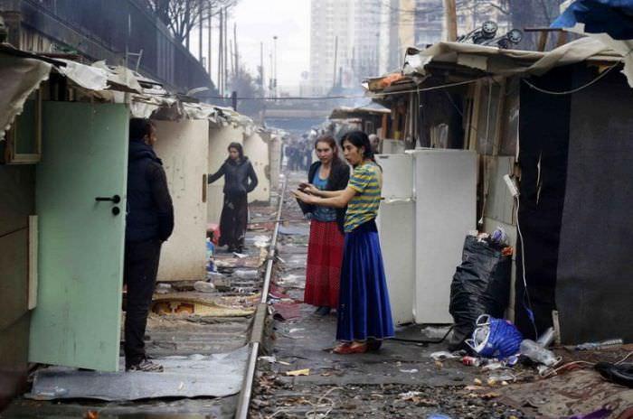 Romanlar Fransa'da kendilerine köy inşa ettiler