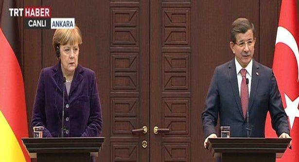 Başbakan Davutoğlu PKK yanlısı gazeteciyi rezil etti