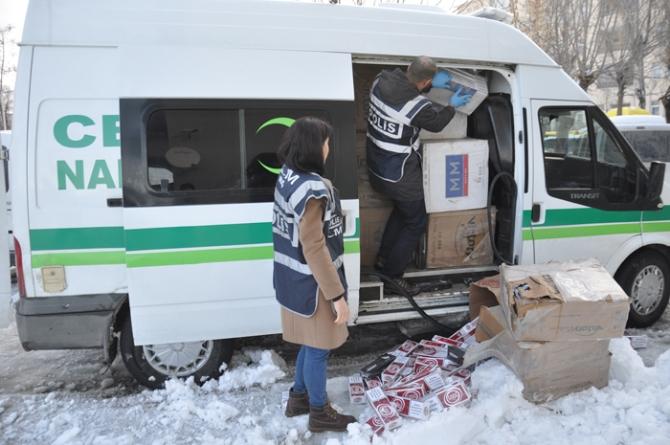 Muş'ta cenaze aracından kaçak sigara çıktı