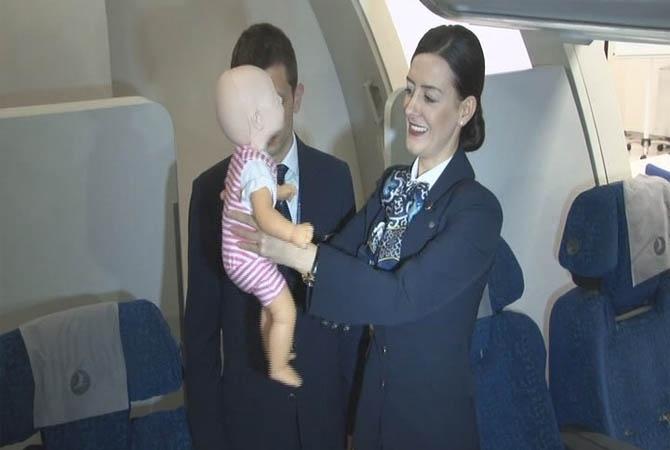 THY ekibi nefessiz kalan bebeğin hayatını kurtardı