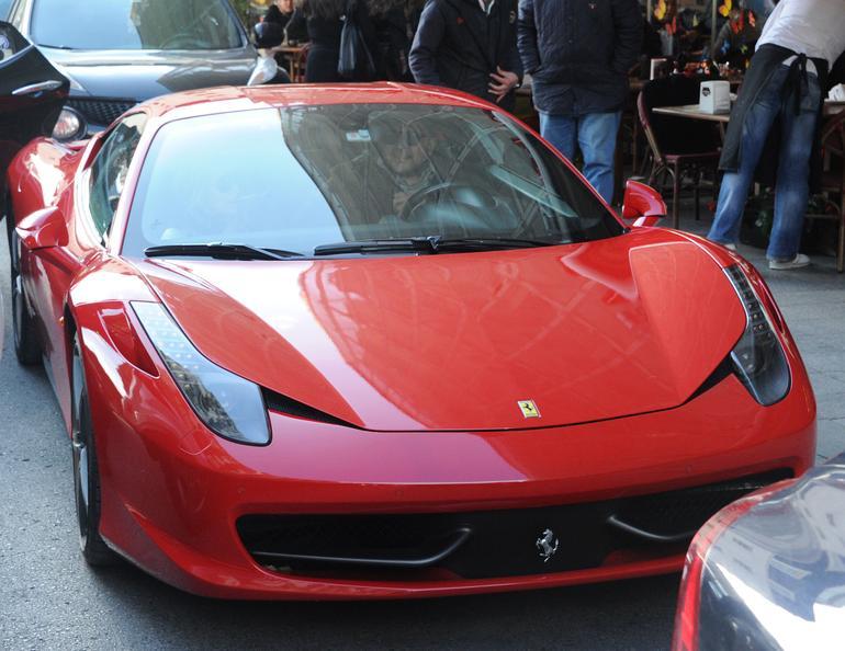 Hacı Sabancı ile Özge Ulusoy Ferrari'yle kahvaltıya gitti