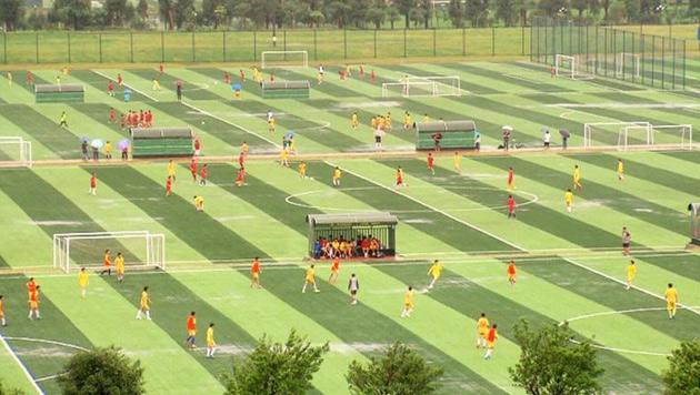 Çin'de inşa edilen devasa futbol tesisi göz kamaştırıyor